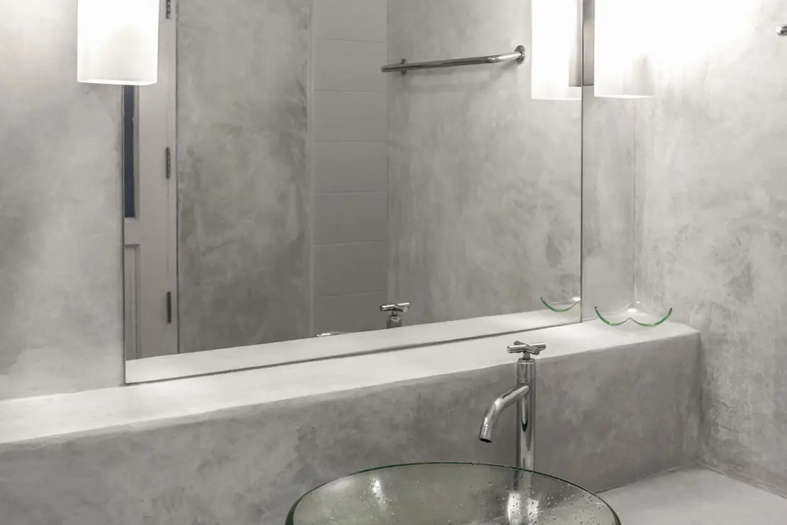 Baño con muros y mostrador de microcemento gris